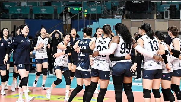 2026년 3월 13일 여자부 정규리그 1위 확정 한국배구연맹 SNS 카드뉴스에 사용된 사진으로&nbsp; 이 사진은 지난 2025년 12월 23일 서울 장충체육관에서 GS칼텍스와 한국도로공사에서 5세트까지 접전끝에 도로공사가 세트스코어 3-2로 승리하자 선수들이 환호하는 모습.(사진출처=한국배구연맹)