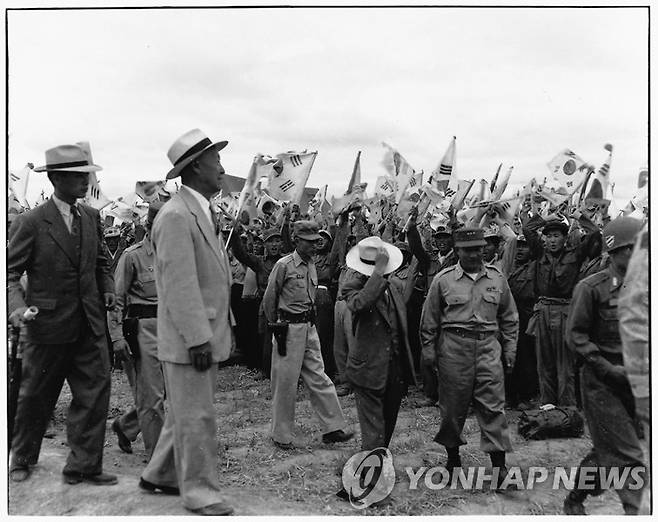 6.25 전쟁 중인 1952년 7월 9일 거제도 포로수용소 방문한 이승만 대통령 이 대통령이 경남 거제도 반공 포로 수용소를 방문하자 수감 중인 포로들이 태극기를 흔들며 환호하고 있다 
[연합뉴스 자료 사진]