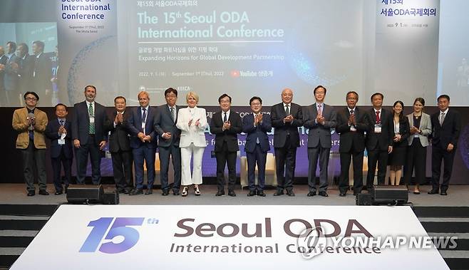 외교부·코이카, 제15회 서울 ODA 국제회의 성료 (서울=연합뉴스) 외교부와 코이카가 1일 서울 중구 신라호텔에서 '글로벌 개발 파트너십을 위한 지평 확대'를 주제로 '제15회 서울 ODA 국제회의'를 개최했다. 사진은 행사에서 기념 촬영하는 손혁상 코이카 이사장(왼쪽 아홉 번째)과 이도훈 외교부 2차관(왼쪽 여덟 번째), 주요 내빈들. 2022.9.1 [코이카 제공. 재판매 및 DB 금지]