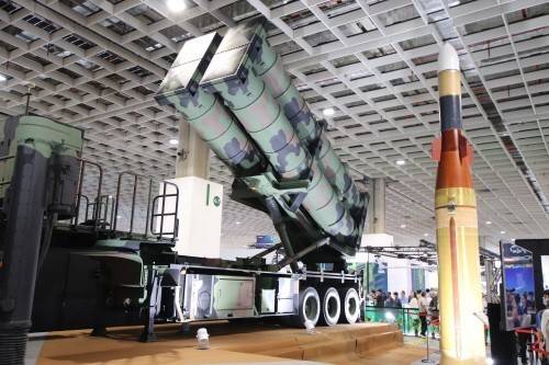 대만이 개발한 톈궁4형 창궁(强弓) 수직 미사일 발사 차량과 미사일(왼쪽부터) [연합뉴스 자료사진. 재판매 및 DB 금지]