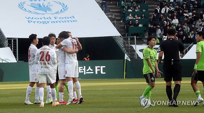 부천FC, 전북 현대에 3-2 역전승 (전주=연합뉴스) 나보배 기자 = 1일 전북 전주월드컵경기장에서 열린 하나은행 K리그1 2026 1라운드 전북 현대와 부천 FC의 경기. 3대2로 역전승한 부천 선수들이 환호하고 있다. 2026.3.1 warm@yna.co.kr