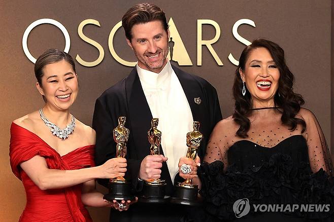 제98회 아카데미 시상식에서 장편 애니메이션상 받은 '케이팝 데몬 헌터스' 15일(현지시간) 미국 로스엔젤레스(LA) 돌비극장에서 열린 제98회 아카데미 시상식에서 매기 강(왼쪽부터) 감독과 공동 연출자 크리스 아펠한스, 제작자 미셸 웡이 수상 후 포즈를  취하고 있다. [로이터=연합뉴스 자료사진]