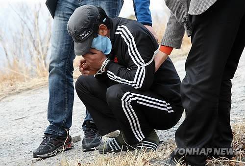 현장검증하는 울산 봉대산 불다람쥐 2011년 3월 28일 오후 울산 봉대산에서 산불 방화범 용의자가 방화 장면을 재연하고 있다. [연합뉴스 자료사진]