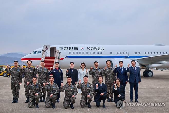 이재명 대통령, 신형 공군 2호기 개통 행사 (서울=연합뉴스) 이재명 대통령과 김혜경 여사가 15일 경기 성남 서울공항에서 진행된 신형 공군 2호기 개통 행사에서 관계자들과 기념 촬영을 하고 있다. 2026.3.16 [청와대 제공. 재판매 및 DB 금지] photo@yna.co.kr