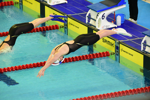 경기체고 박선영이 지난 14일 부산 사직실내수영장에서 열린 ‘2026 핀수영 국가대표 선발전 겸 제34회 전국학생핀수영선수권대회’에서 짝핀 400ｍ에 출전해 다이빙하고 있다. 2026.3.14 /경기체고 제공