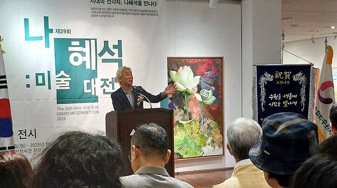 ▲ 2025년 7월 개최한 제 29회 나혜석 미술대전 개막식에서 김대준 회장이 인사말을 하고 있다. /사진제공=수원미술협회