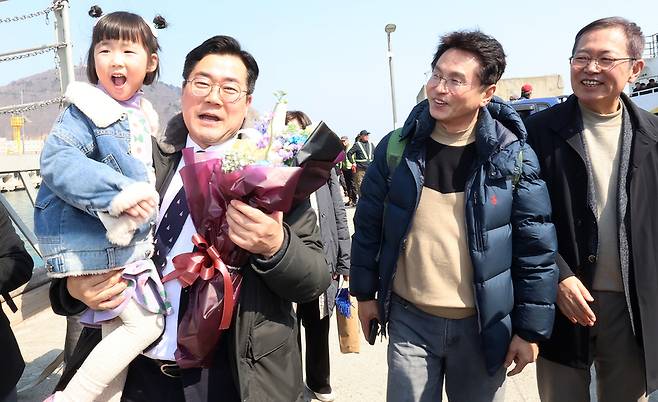 ▲ 17일 인천 옹진군 백령도를 찾은 더불어민주당 인천시장 후보 박찬대(연수구갑) 국회의원이 시민·여행객들과 인사를 나누고 있다. /백령도=박준엽 수습기자 jun010209@incheonilbo.com