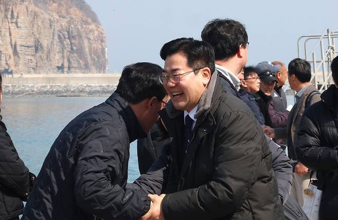 ▲ 17일 인천 옹진군 백령도를 찾은 더불어민주당 인천시장 후보 박찬대(연수구갑) 국회의원이 시민·여행객들과 인사를 나누고 있다. /박준엽 수습기자 jun010209@incheonilbo.com