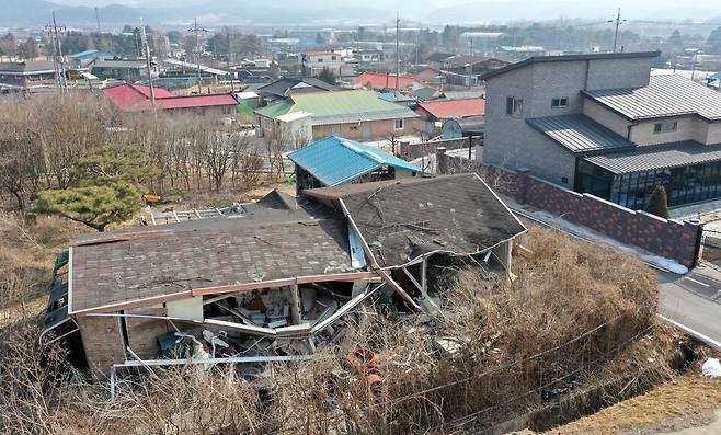 ▲&nbsp;포천 노곡리 공군 전투기 오폭 사고 1년여를 앞둔 가운데 사고 현장 인근에 &nbsp;보상절차가 진행중인 주택이 &nbsp;방치되고 있다./김철빈 기자 narodo@incheonolbo.com