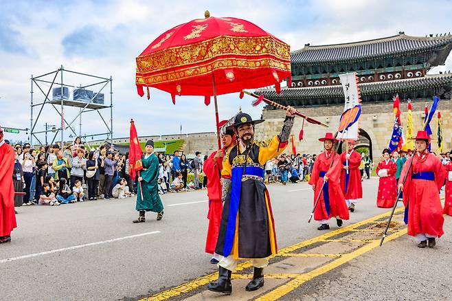 제62회 수원화성문화제 기간이던 지난해 9월 28일 장안문 일대에서 정조대왕능행차 공동재현이 진행되고 있다. 사진=수원시