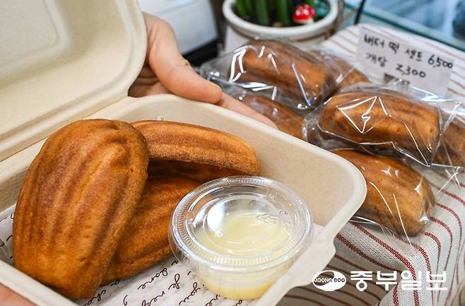 최근 '두바이쫀득쿠키'의 인기가 사그라들고 '버터떡'이 새로운 디저트 트렌드로 각광 받고 있는 가운데 17일 오후 수원시 한 카페에 '버터떡'이 판매되고 있다. 임채운기자