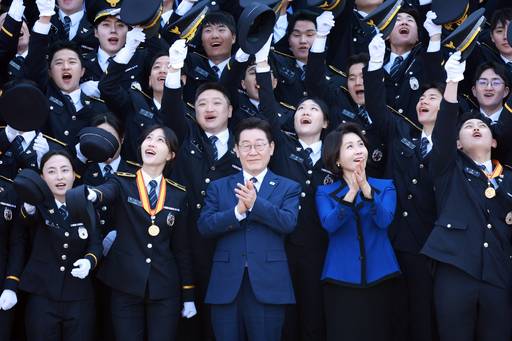 이재명 대통령과 김혜경 여사가 17일 충남 아산 경찰대학에서 열린 2026년 경위·경감 임용식에서 신임 경찰관들과 기념 촬영을 하고 있다. /연합뉴스