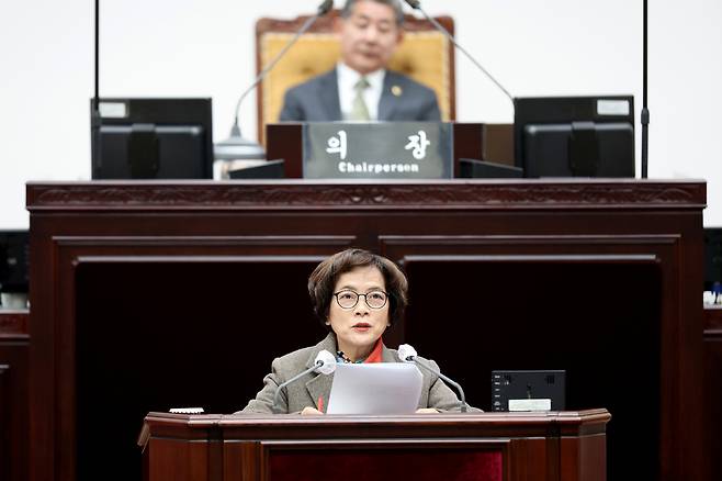 신영희 인천시의원이 17일 시의회 본회의에서 5분 발언을 하고 있다.