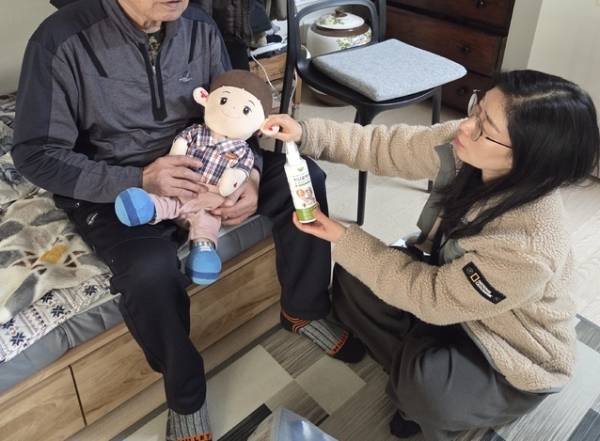 독거 치매 어르신의 정서적 안정과 사회적 고립 예방을 위해 도입한 'AI 돌봄인형(효돌이)'서비스-홍성군 제공