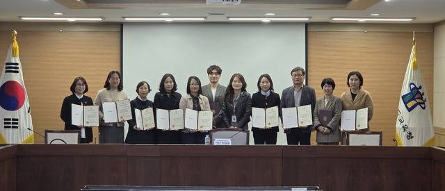 ▲ 충북도교육청은 17일교육활동보호센터 상담 협력기관 및 상담전문가 지정서 전달식을 진행했다. /충북도교육청 제공