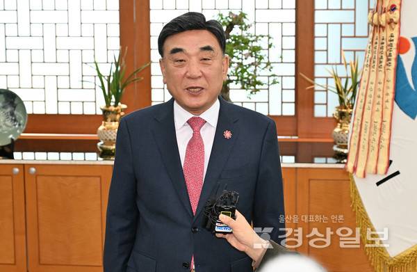 제9회 전국동시지방선거 국민의힘 울산시장후보 단수공천을 받은 김두겸 울산시장이 17일 울산시청 시장실에서 입장을 밝히고 있다. 김도현기자 do@ksilbo.co.kr