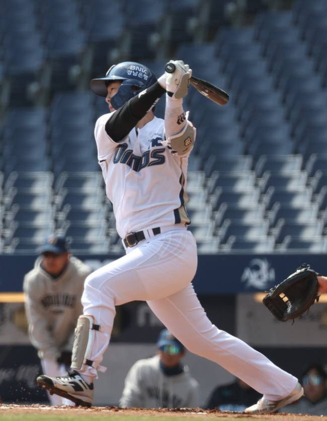 NC 다이노스 박건우가 17일 창원NC파크에서 열린 KIA 타이거즈와 시범경기 스윙하고 있다. /연합뉴스