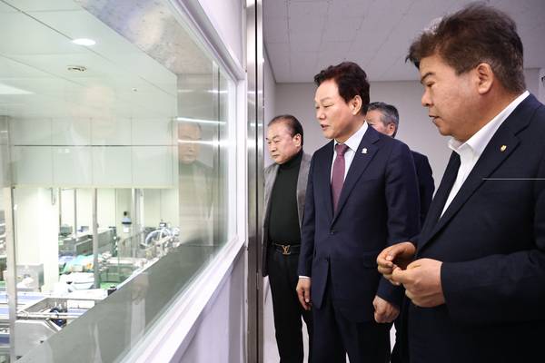 박완수 경남도지사가 17일 김해시 주촌면 부경축산물공판장을 찾아 현장을 둘러보고 있다. /경남도