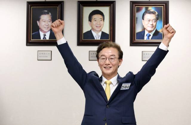 6·3 지방선거 부산시장에 도전하는 더불어민주당 전재수 의원이 17일 서울 영등포구 여의도 더불어민주당 중앙당사에서 열린 광역단체장 후보 면접에서 인사말을 하고 있다. 연합뉴스