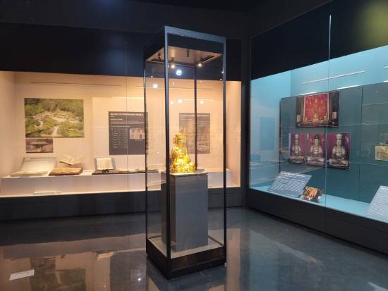 신흥사 석조석가여래삼존좌상 및 복장유물 사진-양산시