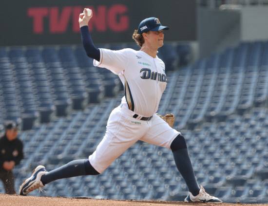 NC 다이노스 테일러가 17일 창원NC파크에서 열린 KIA 타이거즈와 시범경기에서 역투하고 있다. 연합뉴스