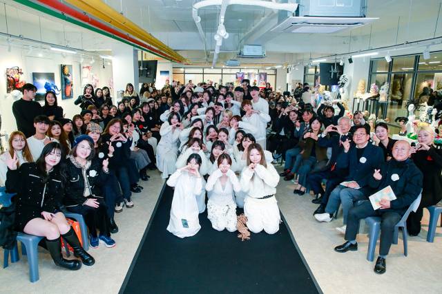 영산대 미용예술학과와 미용예술대학원이 지난해 11월 28일 ‘제8회 뷰티콘테스트 작품전’과 ‘제18회 한국미용예술초대작가전’을 개최하고 있다. 영산대 제공