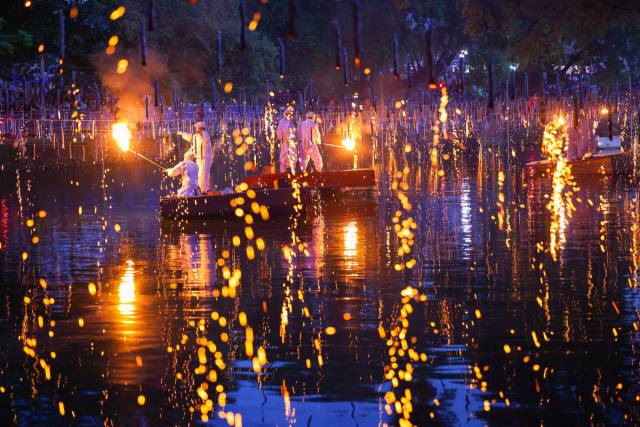 함안군이 오는 5월 24일 부처님 오신 날을 맞아 함안면 무진정에서 ‘제33회 낙화놀이’를 개최한다. 지난해 낙화놀이 현장 사진. 함안군 제공