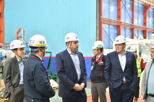 미국 펜실베니아 주정부 대표단이 지난 16일 SB선보 부산 공장을 방문해 주요 생산시설을 둘러보고 있다. SB선보 제공