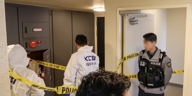 17일 부산 부산진구 한 아파트에서 국내 항공사 소속 50대 기장이 흉기에 찔려 숨지는 사건이 발생해 경찰이 사건 현장을 통제하고 조사하고 있다. 김종진 기자 kjj1761@