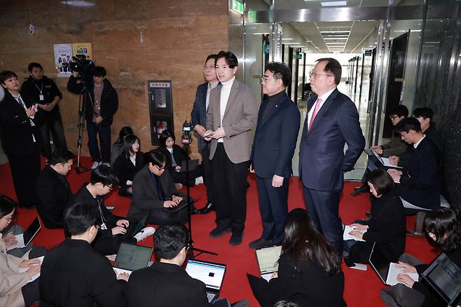 ▲ 국민의힘 박성훈 수석대변인 등 부산 지역 의원들이 17일 국회에서 부산시장 후보 공천과 관련해 장동혁 대표와 면담한 뒤 면담 내용을 설명하고 있다.연합