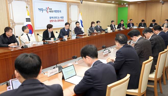 ▲ 17일 이철우 경북도지사가 도청에서 산불복구 1년 추진상황 점검회의를 주재하고 있다. 경북도