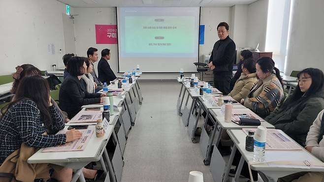 ▲ 경북포럼 구미지역위원회가 지면평가회의에 앞서 이광문 신입회원이 인사말을 하고있다. 이봉한기자