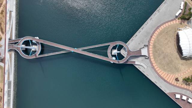 창원시 마산합포구 3·15 해양누리공원 산책로에는 해양신도시를 잇는 서항보도교가 설치되어 있다./김승권 기자/