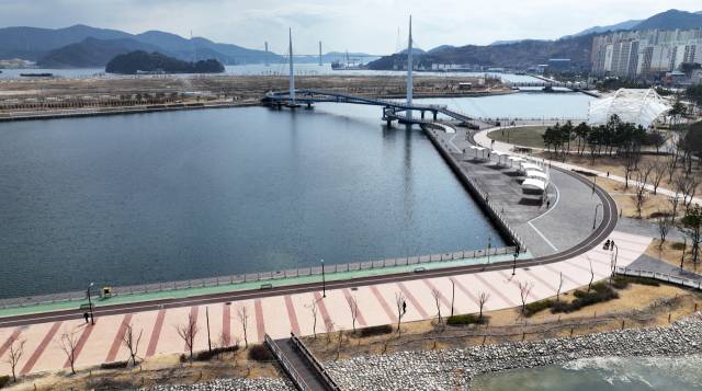 창원시 마산합포구 3·15 해양누리공원 산책로는 해양신도시를 잇는 서항보도교와 마창대교를 바라보며 걸을 수 있다./김승권 기자/