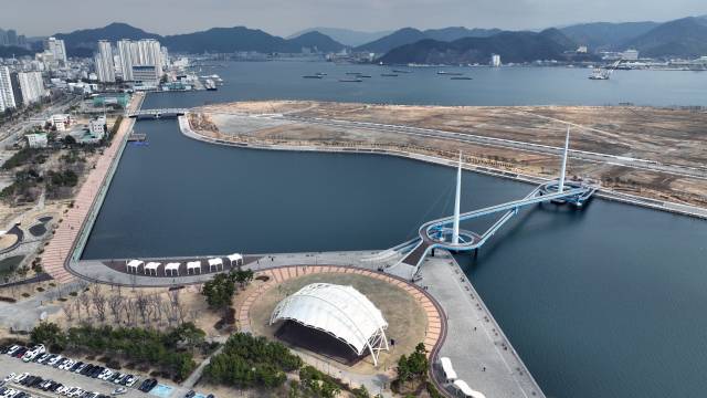 창원시 마산합포구 3·15 해양누리공원 산책로에는 해양신도시를 잇는 서항보도교가 설치되어 있다./김승권 기자/