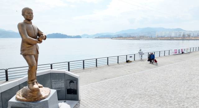 창원시 마산합포구 신포동 3·15 해양누리공원의 시작 구간인 김주열 열사 시신 인양지에는 김주열 열사 동상이 세워져 있다./ 김승권 기자 /