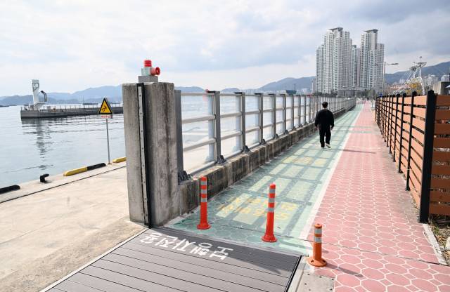 창원시 마산합포구 신포동 장어거리 인근의 합포수변공원에서는 마산만의 등대를 조망하며 산책할 수 있다. / 김승권 기자 /