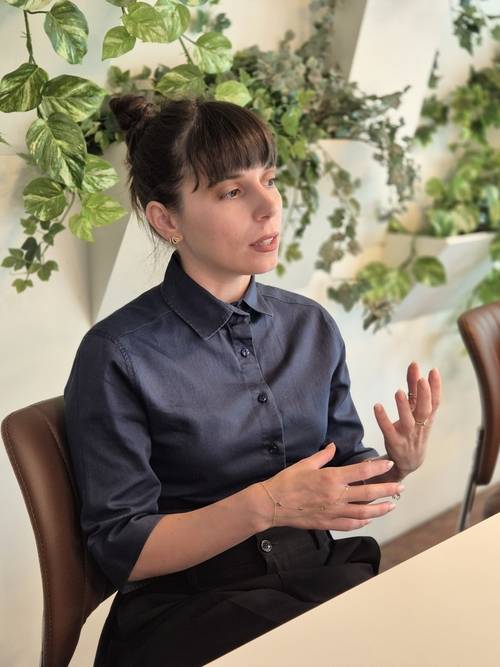 이탈리아 디자이너 루도비카 구알티에리가 24일 대구 북구 대구패션디자인센터에서 가진 영남일보와의 인터뷰에서 패션 철학에 대해 설명하고 있다. 이승엽기자