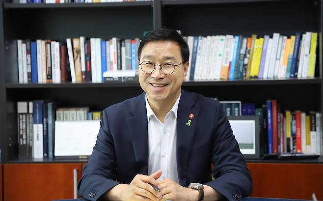 위성곤 더불어민주당 제주도지사 경선 후보가 인터뷰를 하고 있다.
