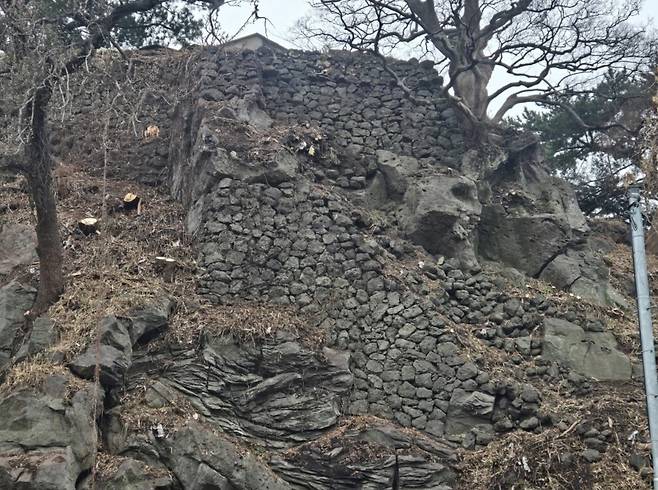 제주시 이도1동 오현단 맞은편에서 발견된 옛 제주성 성곽의 여장 시설.