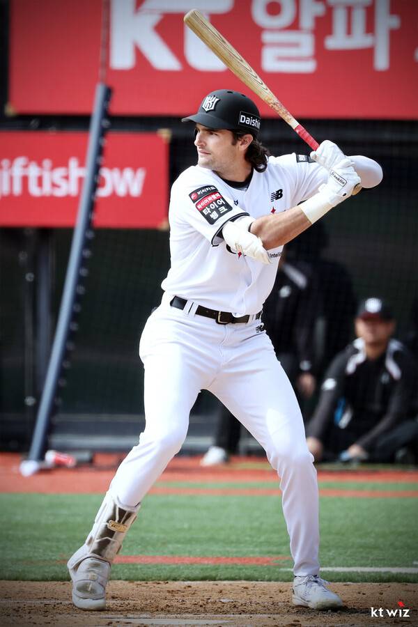 맹타를 휘두른 힐리어드(사진=KT)