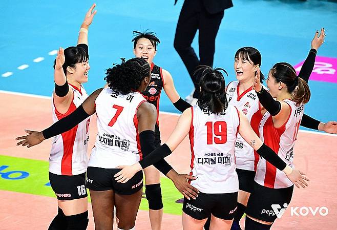 환호 중인 페퍼저축은행 선수단. KOVO 제공