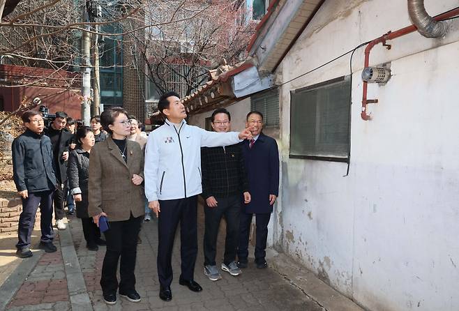 오세훈 서울시장이 17일 서울 영등포구 신길역세권 장기전세주택 건립현장을 점검하고 있다. 신태현 기자 holjjak@