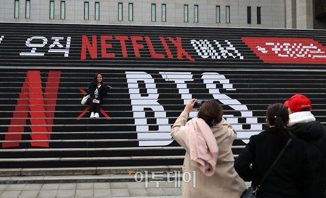 방탄소년단(BTS) 컴백 공연을 앞두고 15일 서울 광화문광장 전광판에 홍보 영상이 나오고 있다. 경찰과 서울시는 21일 약 26만 명이 몰릴 것으로 보고, 인파 밀집 사고 예방을 위해 주변 빌딩 31곳에 대한 출입 통제 등 안전 관리에 나설 예정이다.(고이란 기자 photoeran@)