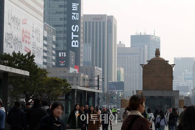 방탄소년단(BTS) 컴백 공연을 앞두고 15일 서울 광화문광장 전광판에 홍보 영상이 나오고 있다. 경찰과 서울시는 21일 약 26만 명이 몰릴 것으로 보고, 인파 밀집 사고 예방을 위해 주변 빌딩 31곳에 대한 출입 통제 등 안전 관리에 나설 예정이다.(고이란 기자 photoeran@)