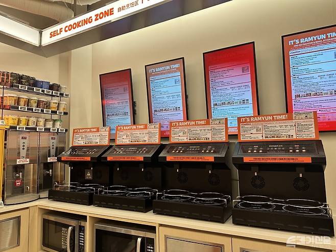 이마트24 'K-푸드랩 명동점' 2층 셀프 쿠킹 존. ⓒ투데이신문