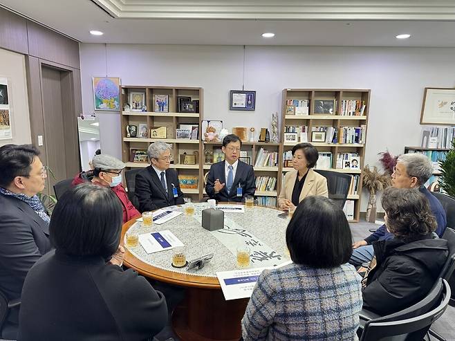 대한신장학회는 지난 13일 환자단체와 남인순 의원실을 찾았다. /사진=대한신장학회