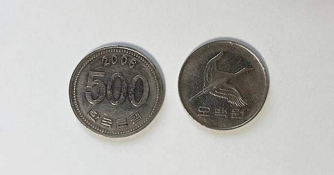 한국 500원 동전에는 멸종위기종 두루미가 그려져 있다. (사진 본지DB)/뉴스펭귄