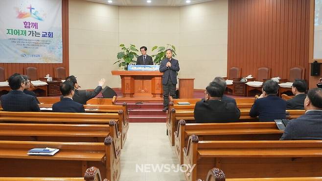 구교형 목사도 마이크를 잡았다. 여사위는 그에게 발언권이 없다며 제지하고, 급기야 마이크를 껐다. 뉴스앤조이 나수진