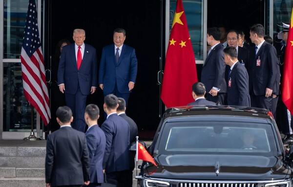 지난해 10월 30일 김해국제공항에서 만나 회담한 뒤 회담장을 나오는 트럼프 대통령과 시 주석.&nbsp; 뉴욕타임스 3월 17일